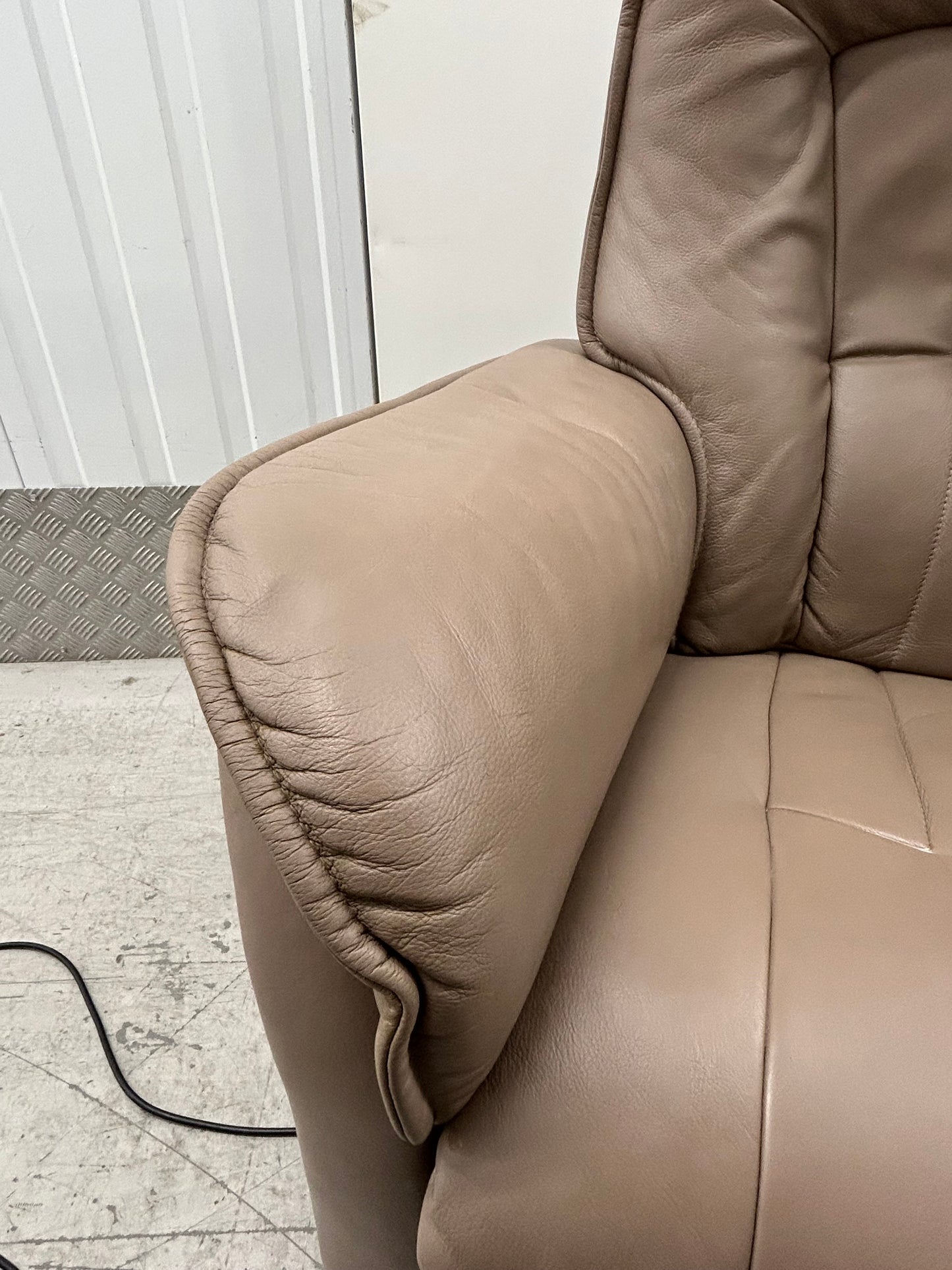 Himolla Rhine Earth Leather Power Recliner Armchair With Integrated Footrest Pre-Loved