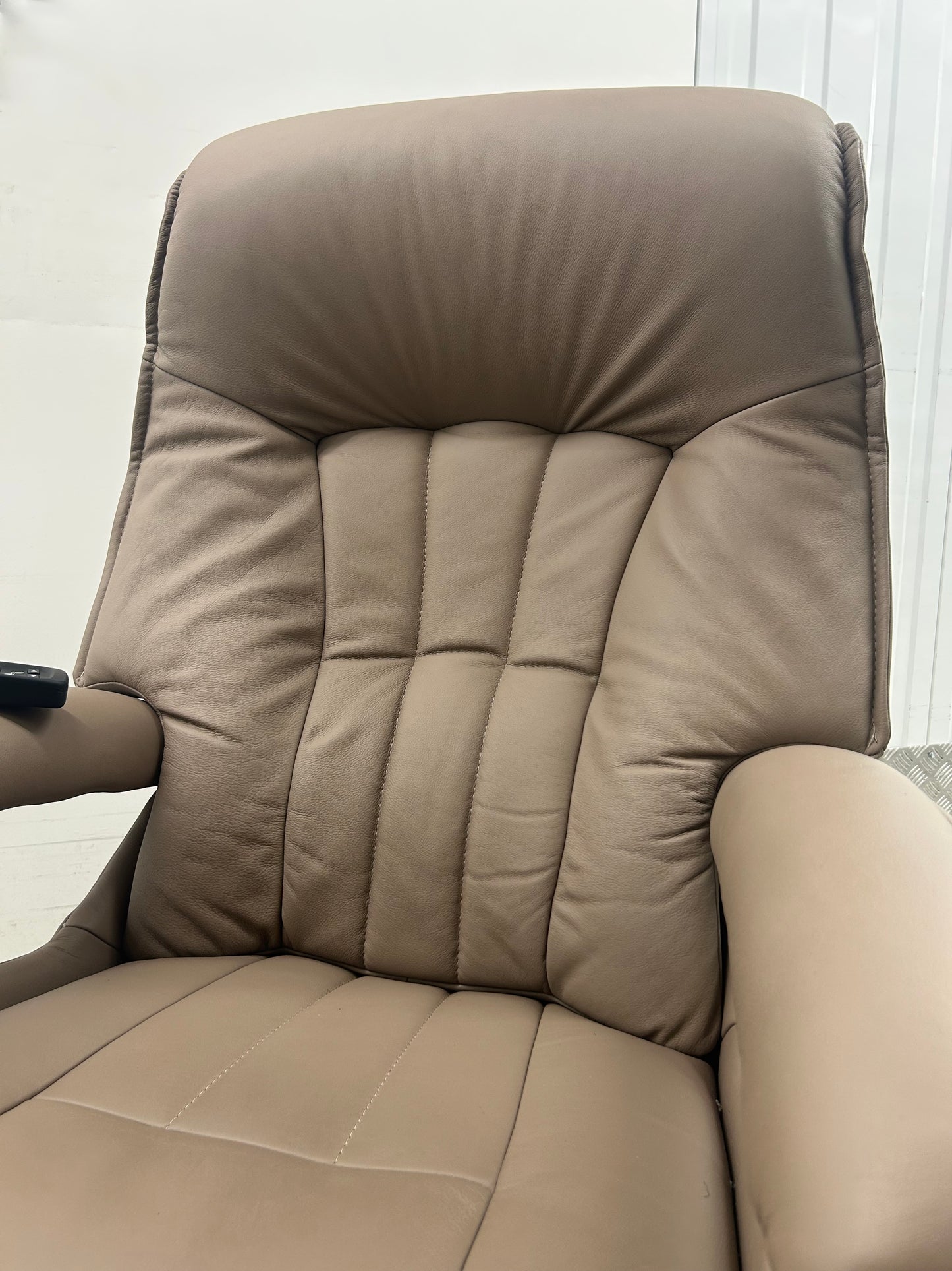 Himolla Mosel Midi Power Leather Recline & Swivel Chair Integrated Footrest 2024 Pre-Loved