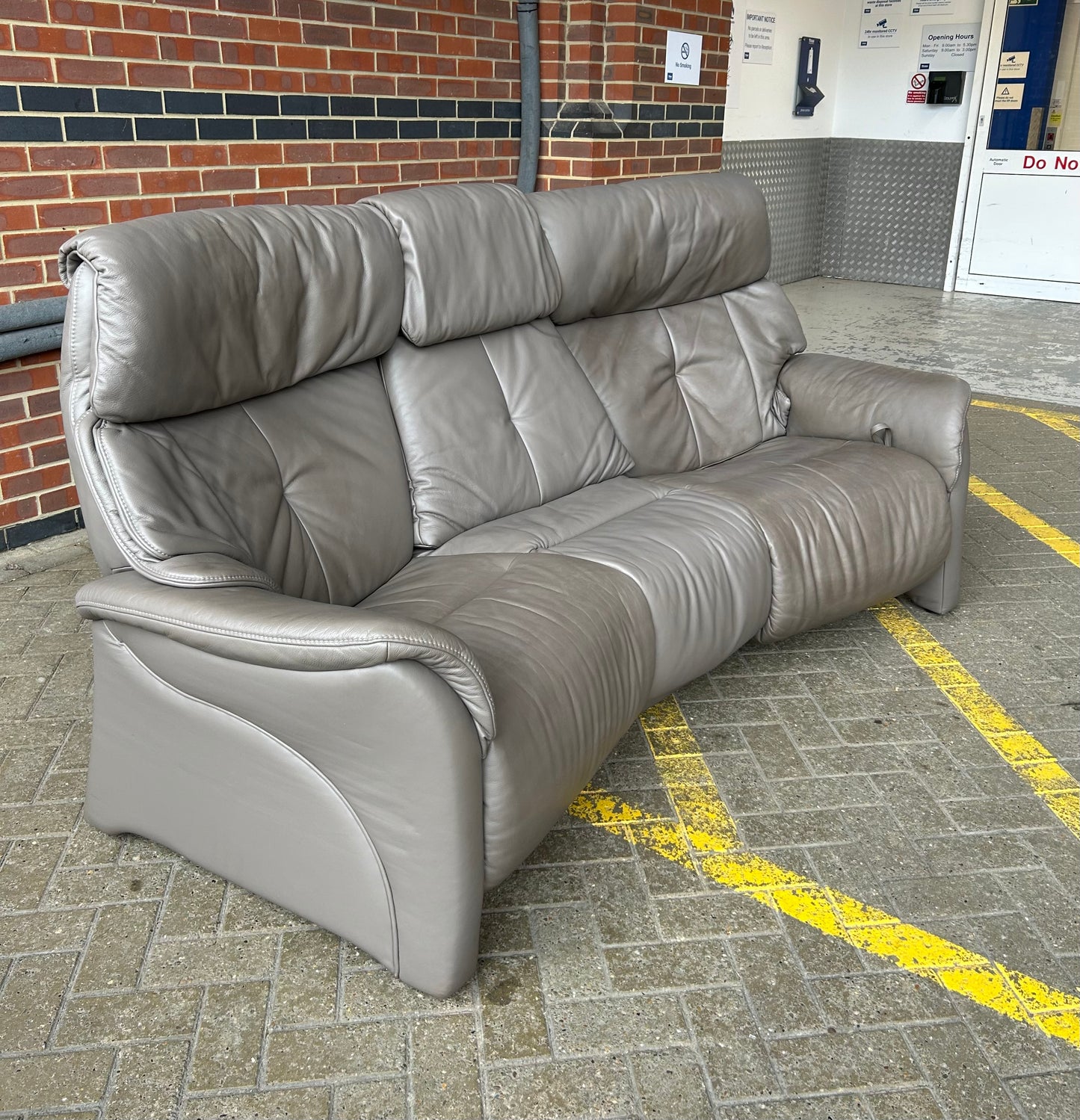Himolla 3 Seater Curved Leather Recliner Sofa With Retractable Table Pre-Loved