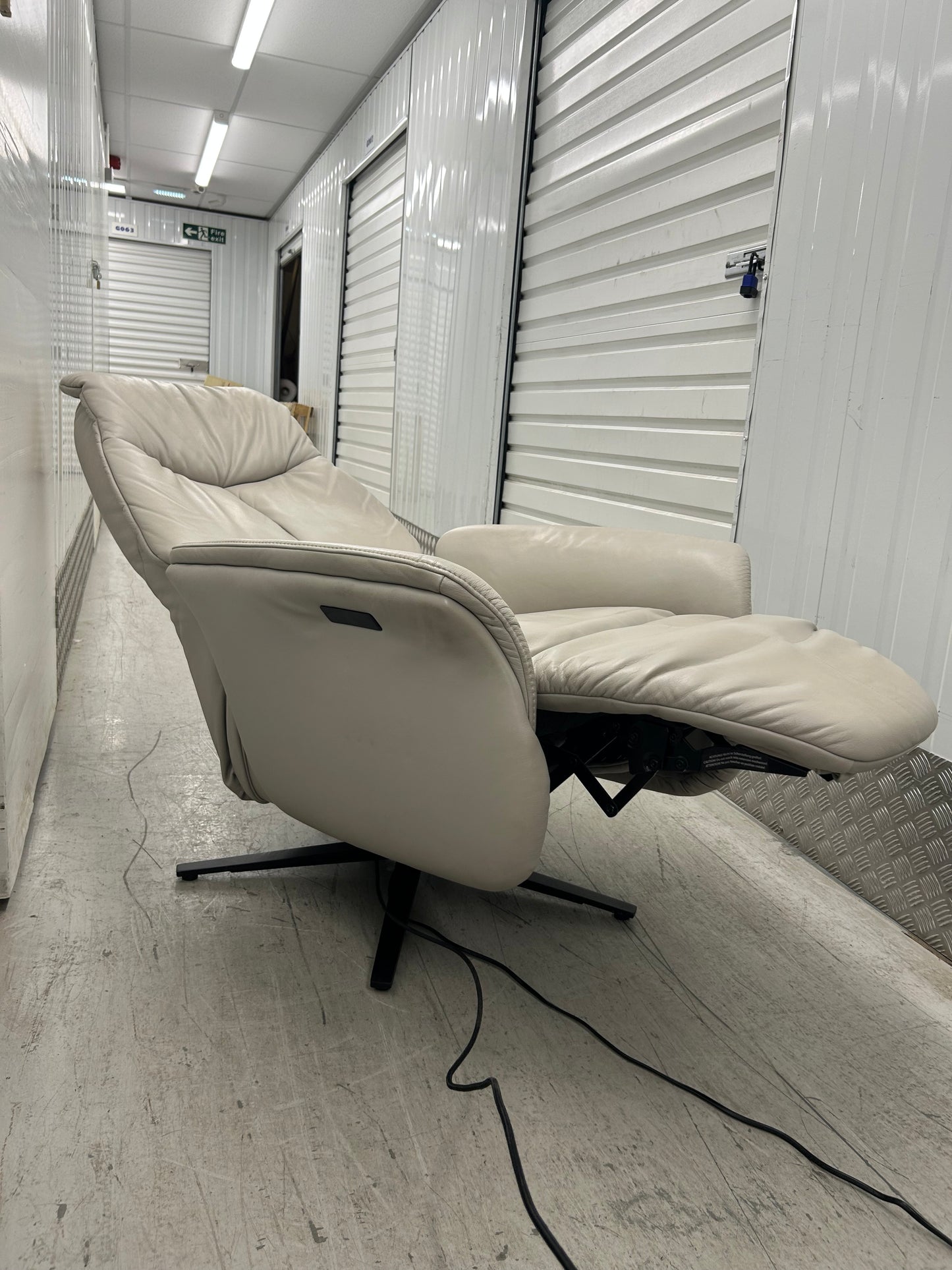 Himolla Stratus Leather Power Recliner Chair With Integrated Footrest 2021 Medium Pre-Loved