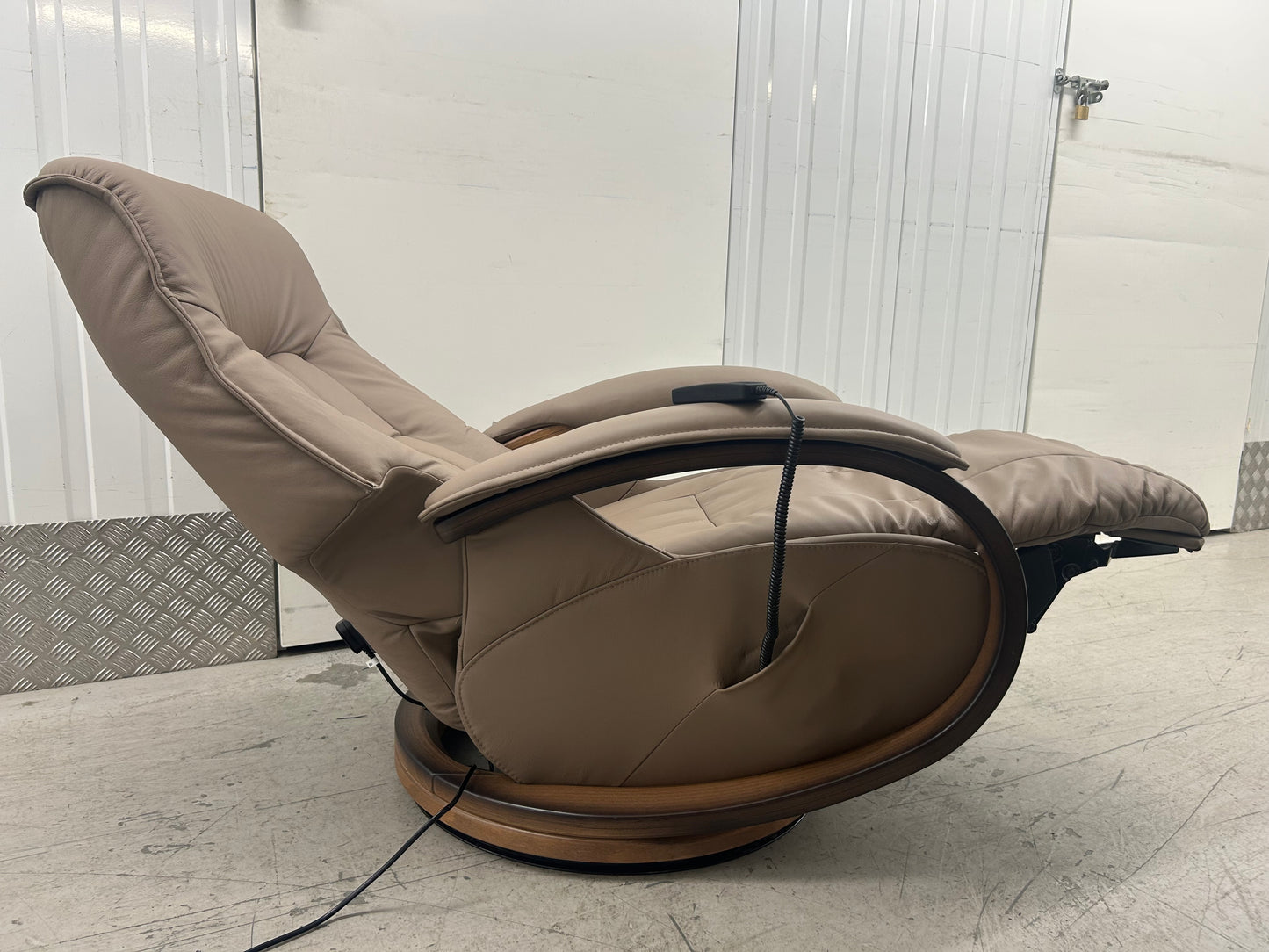 Himolla Mosel Midi Power Leather Recline & Swivel Chair Integrated Footrest 2024 Pre-Loved
