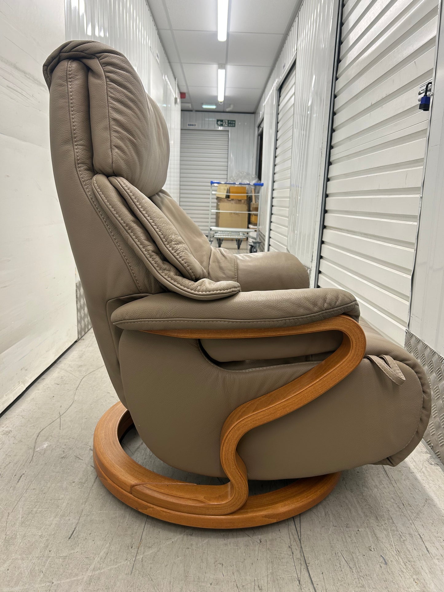 Himolla Chester Leather Recliner Chair With Integrated Footrest Large Size 2019 Pre-Loved