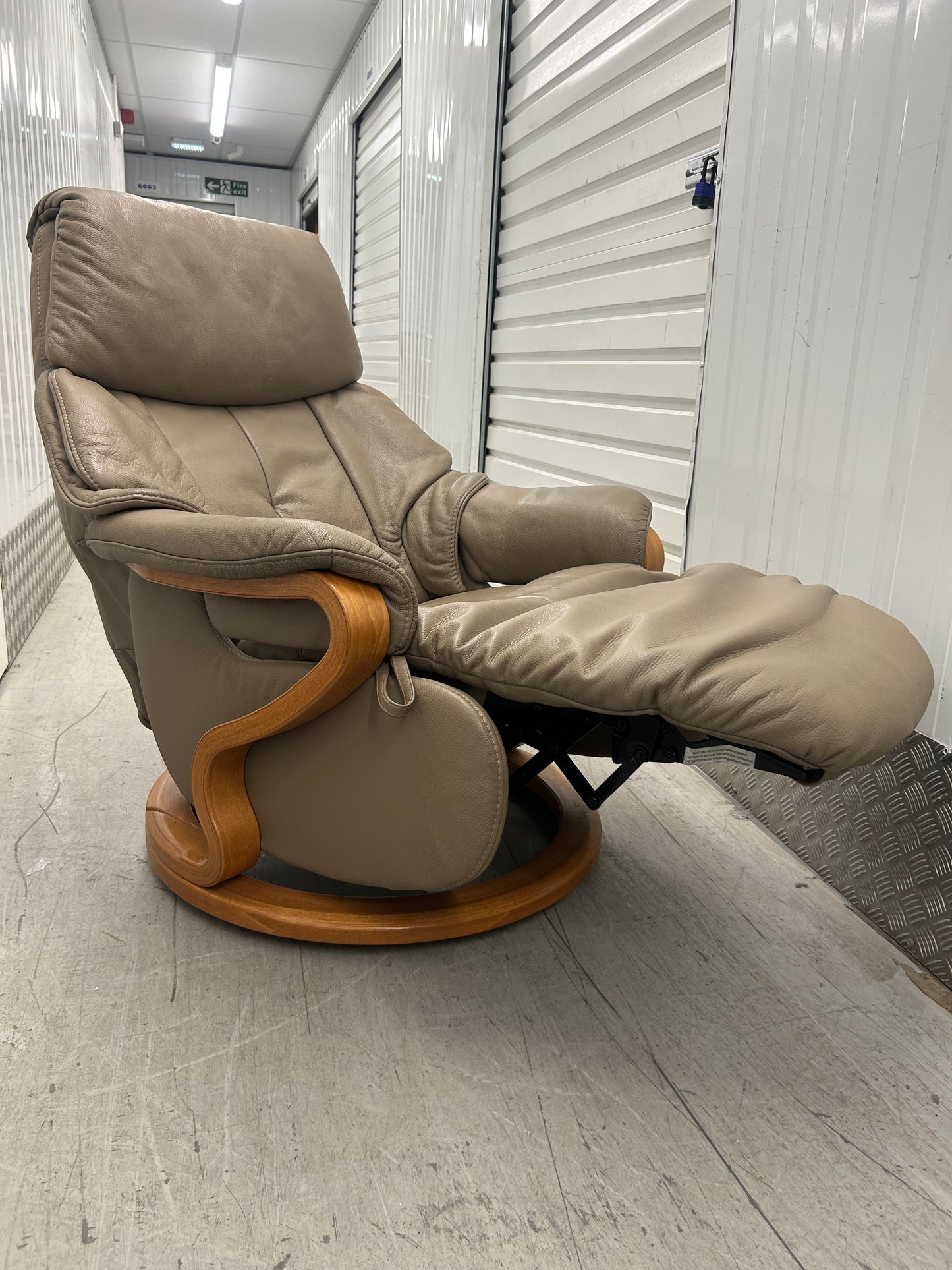 Himolla Chester Leather Recliner Chair With Integrated Footrest Large Size 2019 Pre-Loved