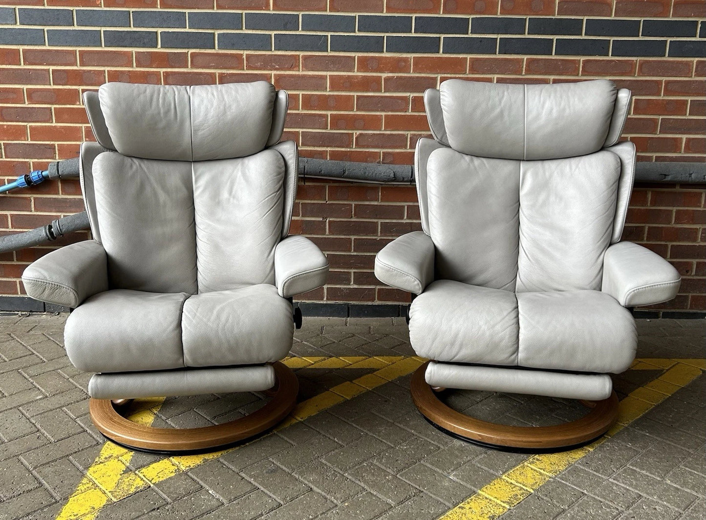 Ekornes Stressless Magic Medium Size Silver Cloud Leather Power Recliners Pair Pre-Loved