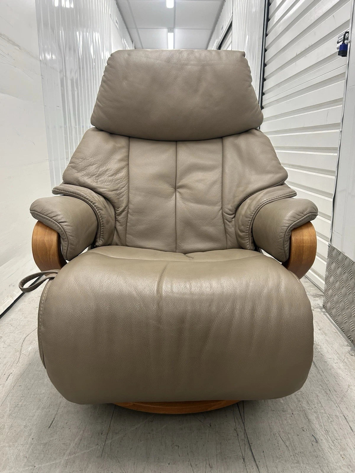 Himolla Chester Leather Recliner Chair With Integrated Footrest Large Size 2019 Pre-Loved